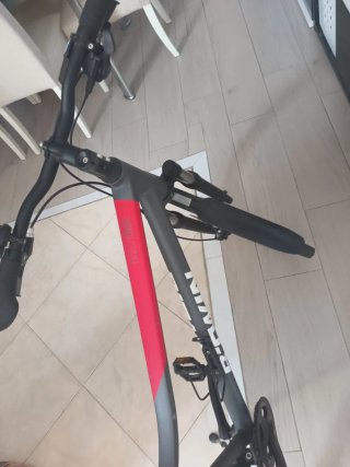 Bicicleta de montaña Btwin gris y roja