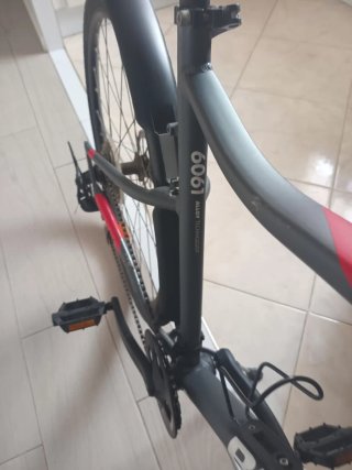 Bicicleta de montaña Btwin gris y roja