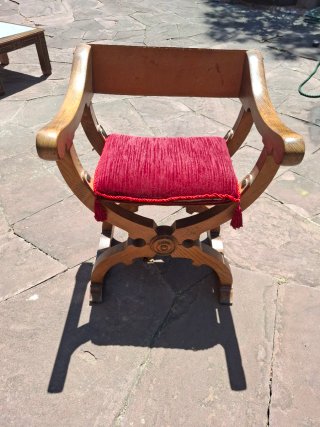 Silla medieval madera y cuero labrado