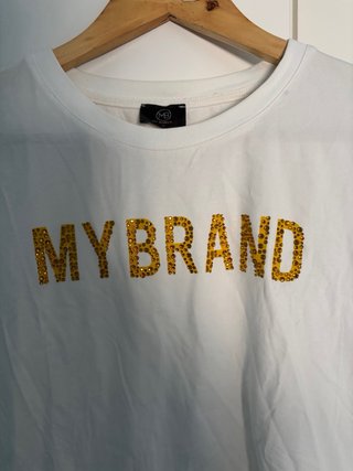 Camiseta MYBRAND dorada y blanca