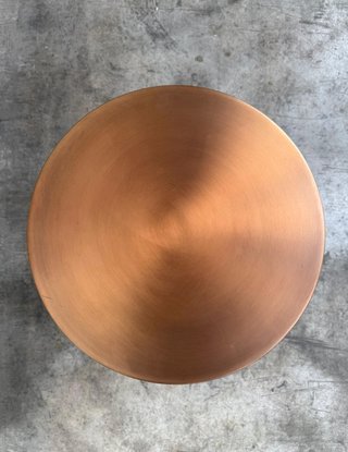 Mesa auxiliar redonda Malya de metal con acabado