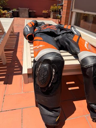 Mono de moto SPYKE negro y naranja