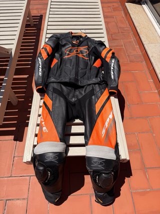 Mono de moto SPYKE negro y naranja