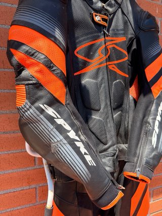 Mono de moto SPYKE negro y naranja
