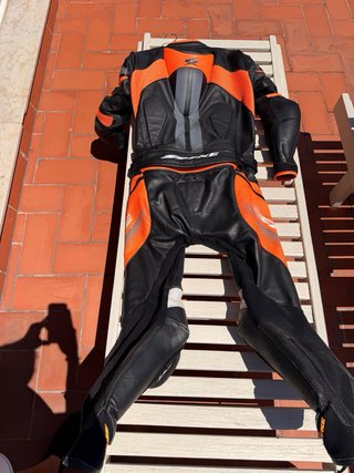 Mono de moto SPYKE negro y naranja