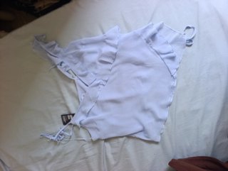 Blusa azul con volantes