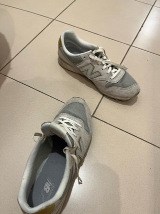 Deportivas New Balance Gris y Dorado
