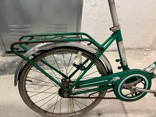 Bicicleta BH antigua verde con cesta