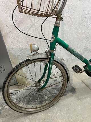 Bicicleta BH antigua verde con cesta