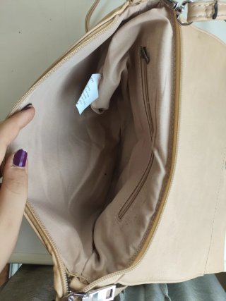Bolso de mano beige con adornos plateados