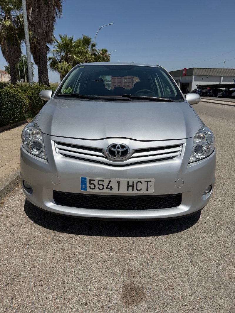 Toyota Auris 2011 - foto 1