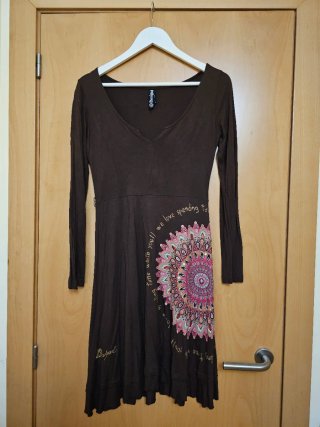 Vestido Desigual marrón manga larga. Finito.