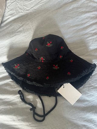 Gorro Zara negro con rosas rojas