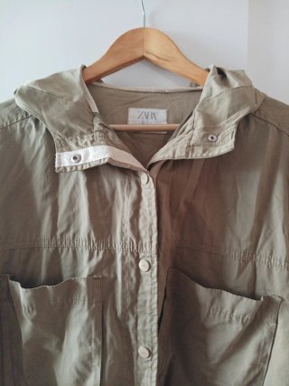 Parka verde con capucha