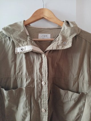 Parka verde con capucha
