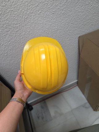 Casco de obra amarillo