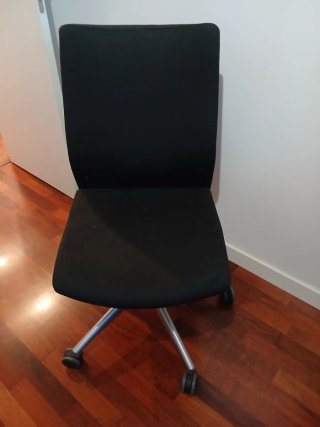 Silla de escritorio negra con ruedas