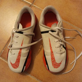 Zapatillas Nike Fútbol Blancas y Rojas 28,5