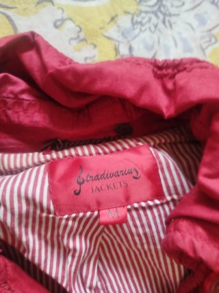 Gabardina Stradivarius Roja