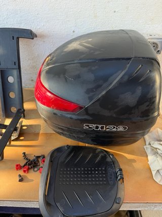 Baúl de moto negro en buen estado
