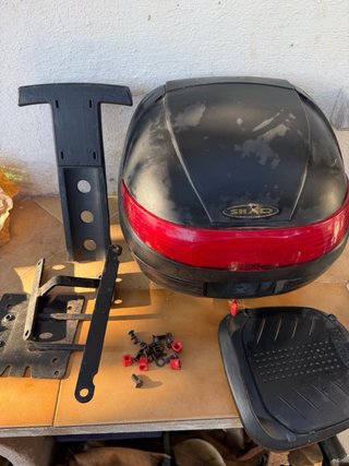 Baúl de moto negro en buen estado