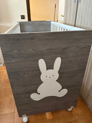 Cuna de bebé con diseño de conejo
