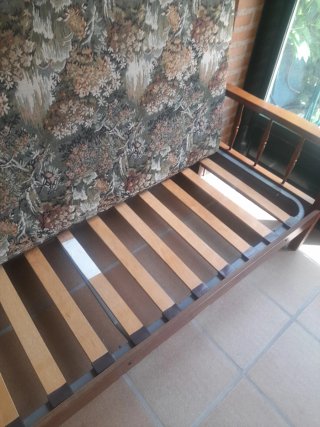 Sofá cama madera y tela. REGALO
