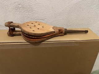 Fuelles de madera y metal antiguo