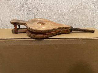 Fuelles de madera y metal antiguo