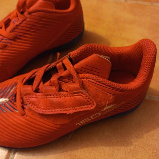 Zapatillas de fútbol rojas 28