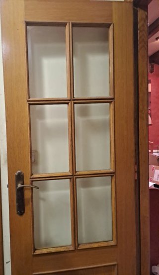 Puerta de madera con cristales