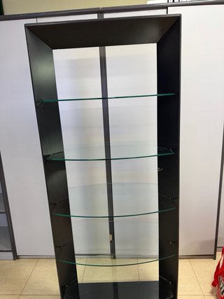 Estantería metálica negra con baldas de cristal