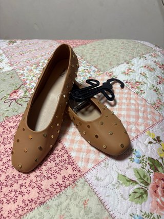 Manoletinas 40 TEX cuero tachuelas doradas. Nuevas
