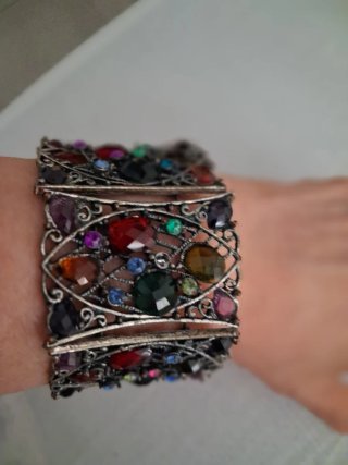 Pulsera ancha con piedras multicolor