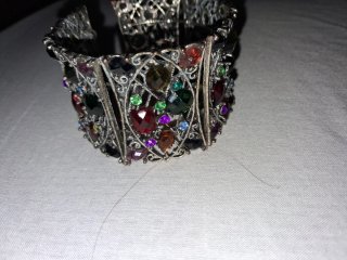 Pulsera ancha con piedras multicolor