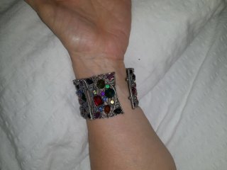 Pulsera ancha con piedras multicolor