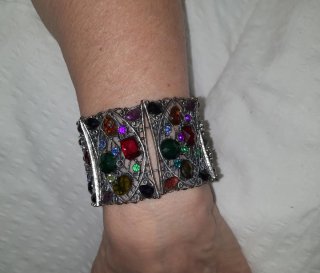 Pulsera ancha con piedras multicolor