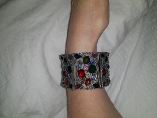 Pulsera ancha con piedras multicolor