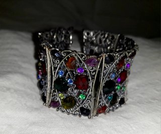 Pulsera ancha con piedras multicolor