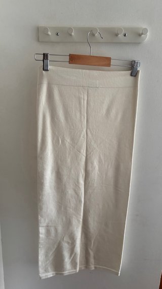 Falda midi tubo punto beige