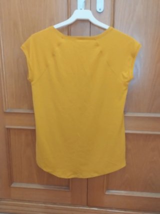 Camiseta deportiva Ditchil color mostaza