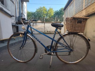 Bicicleta Orbea azul con cesta