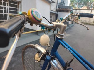 Bicicleta Orbea azul con cesta