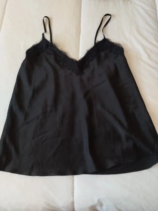 Blusa negra con encaje