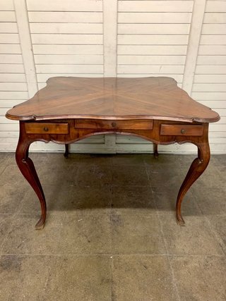 Elegante mesa. Antigua