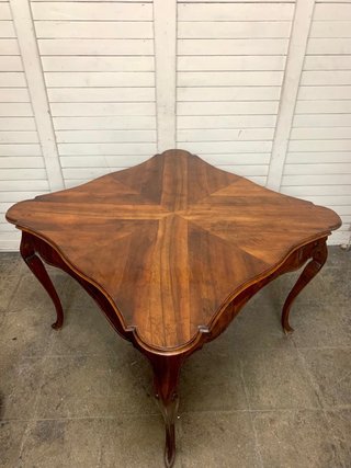 Elegante mesa. Antigua