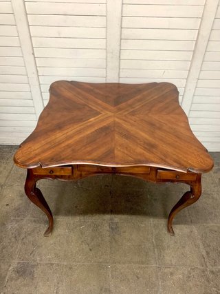 Elegante mesa. Antigua