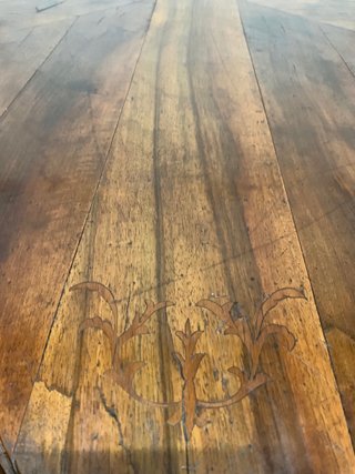 Elegante mesa. Antigua