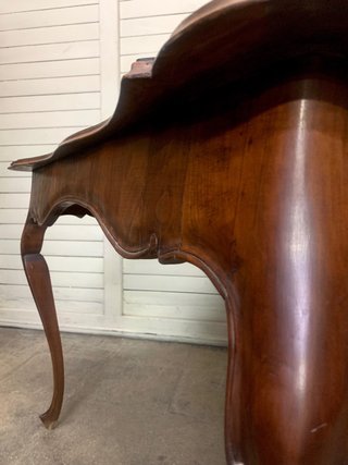 Elegante mesa. Antigua