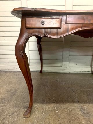 Elegante mesa. Antigua